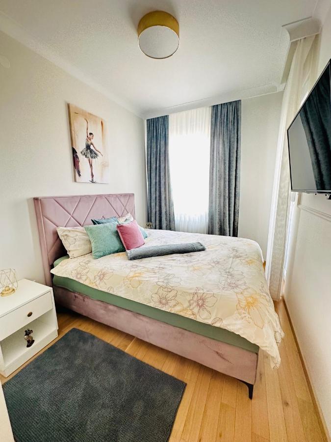 Stan Na Dan "Apartman Purple" Apartment Banja Luka Exterior foto